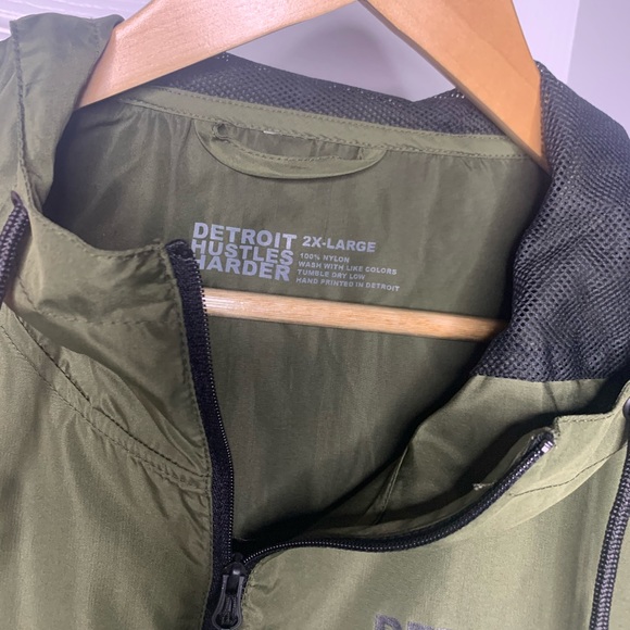 NWOT Detroit Hustles Harder Rain Hoodie - Picture 4 of 5